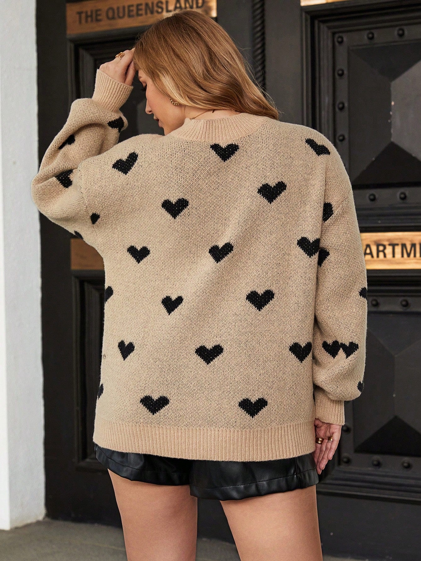 Suéter Plus Size Feminino Tricô Ombro Caído com Estampa de Coração
