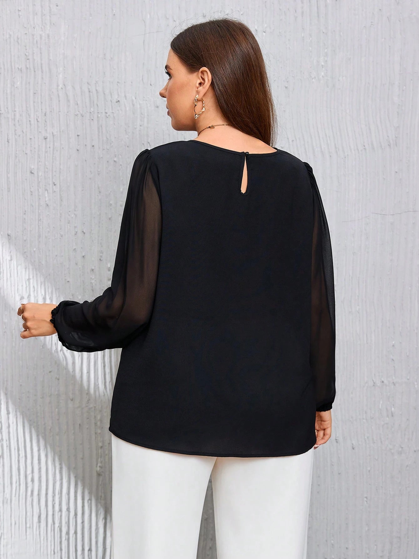 Blusa Plus Size Manga Longa com Manga Transparente