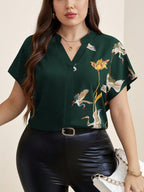 Blusa Plus Size Manga Curta Estampa Floral com Decote V