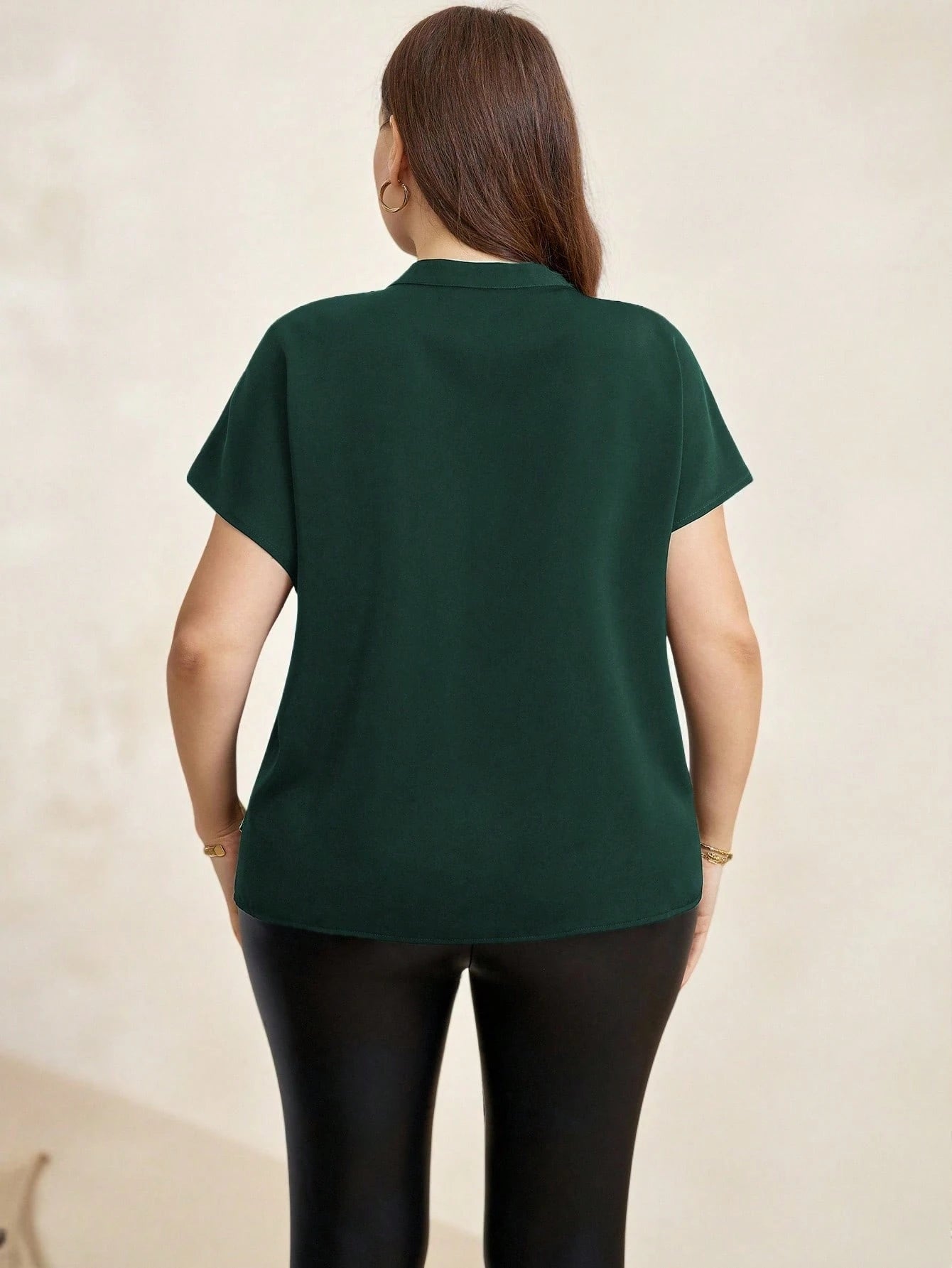 Blusa Plus Size Manga Curta Estampa Floral com Decote V