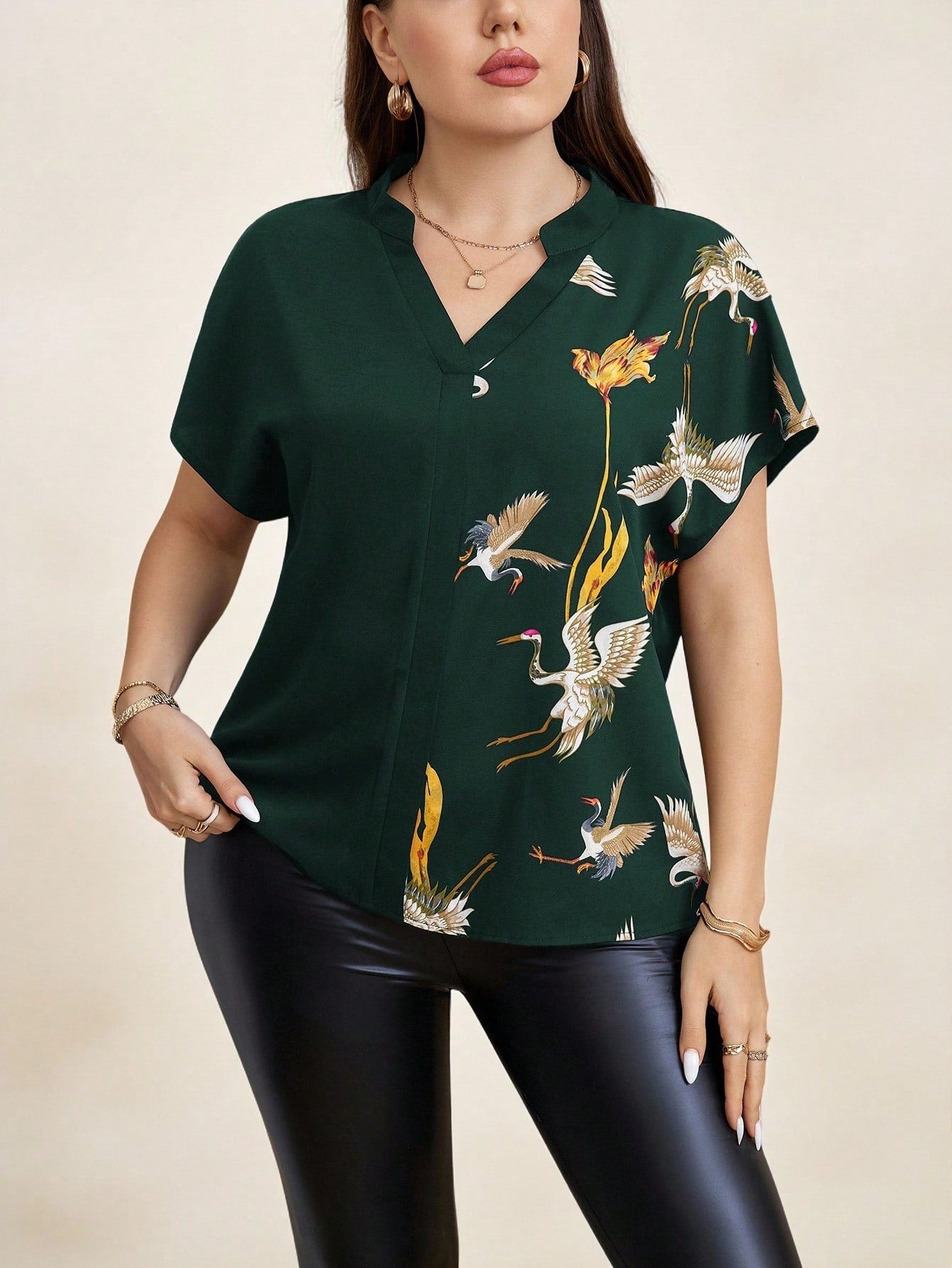 Blusa Plus Size Manga Curta Estampa Floral com Decote V