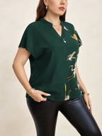 Blusa Plus Size Manga Curta Estampa Floral com Decote V