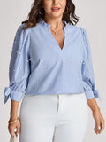Blusa Plus Size Meia Manga Listrada com Decote V e Pérolas