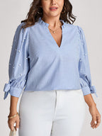 Blusa Plus Size Meia Manga Listrada com Decote V e Pérolas