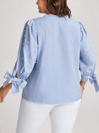 Blusa Plus Size Meia Manga Listrada com Decote V e Pérolas