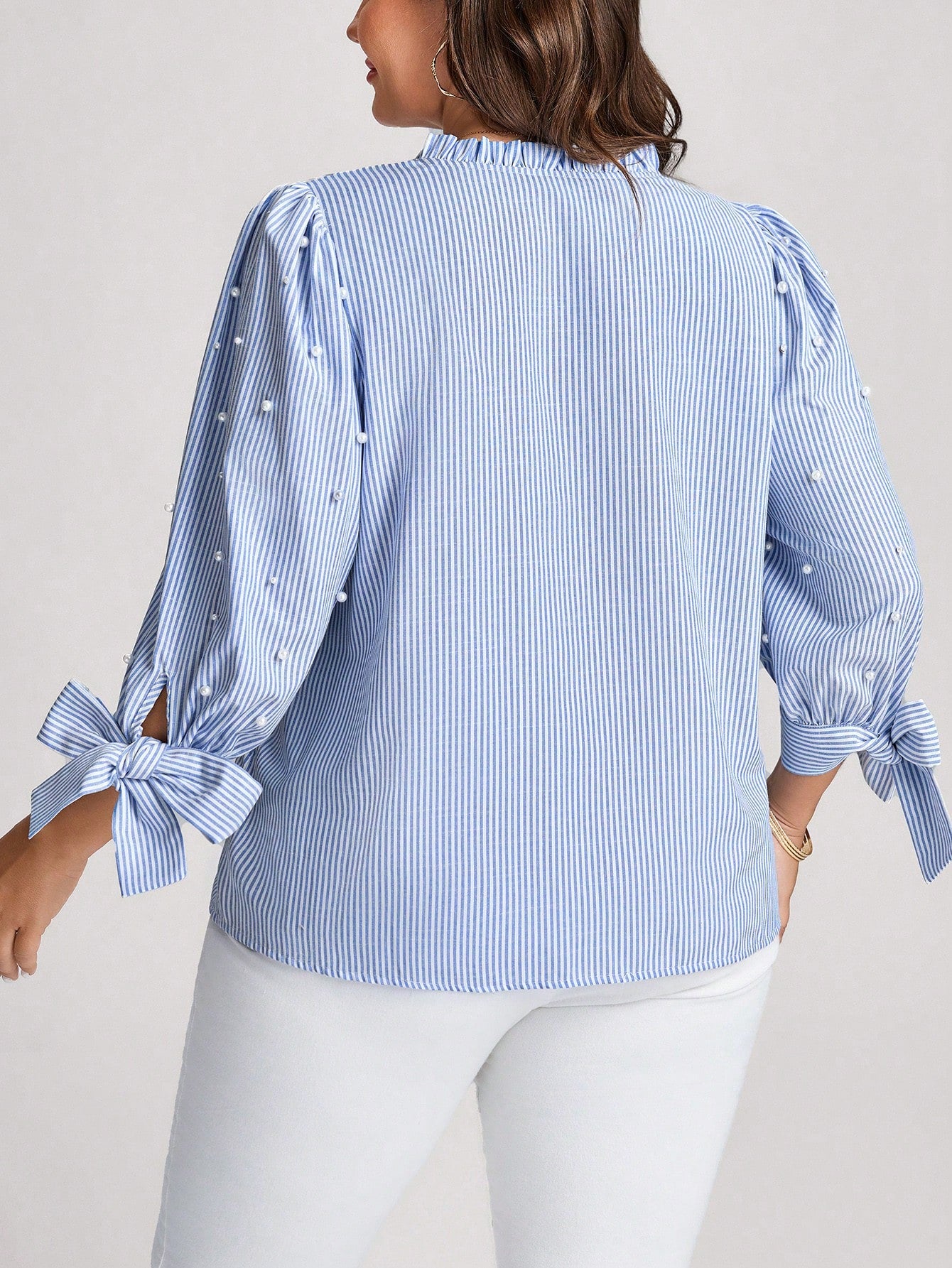 Blusa Plus Size Meia Manga Listrada com Decote V e Pérolas