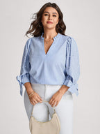 Blusa Plus Size Meia Manga Listrada com Decote V e Pérolas