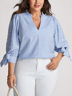 Blusa Plus Size Meia Manga Listrada com Decote V e Pérolas