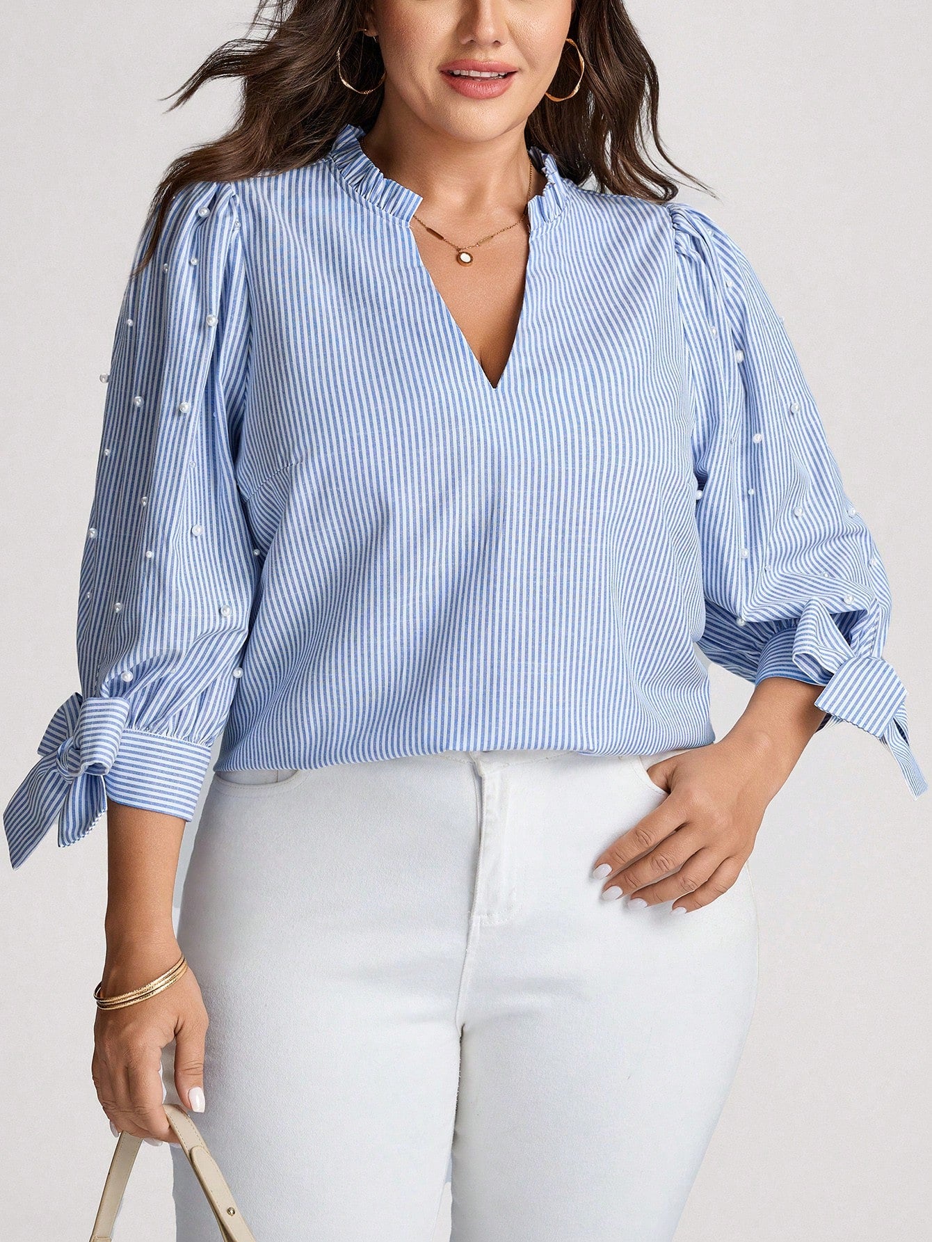 Blusa Plus Size Meia Manga Listrada com Decote V e Pérolas