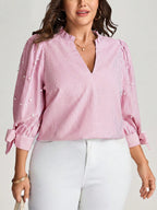 Blusa Plus Size Meia Manga Listrada com Decote V e Pérolas