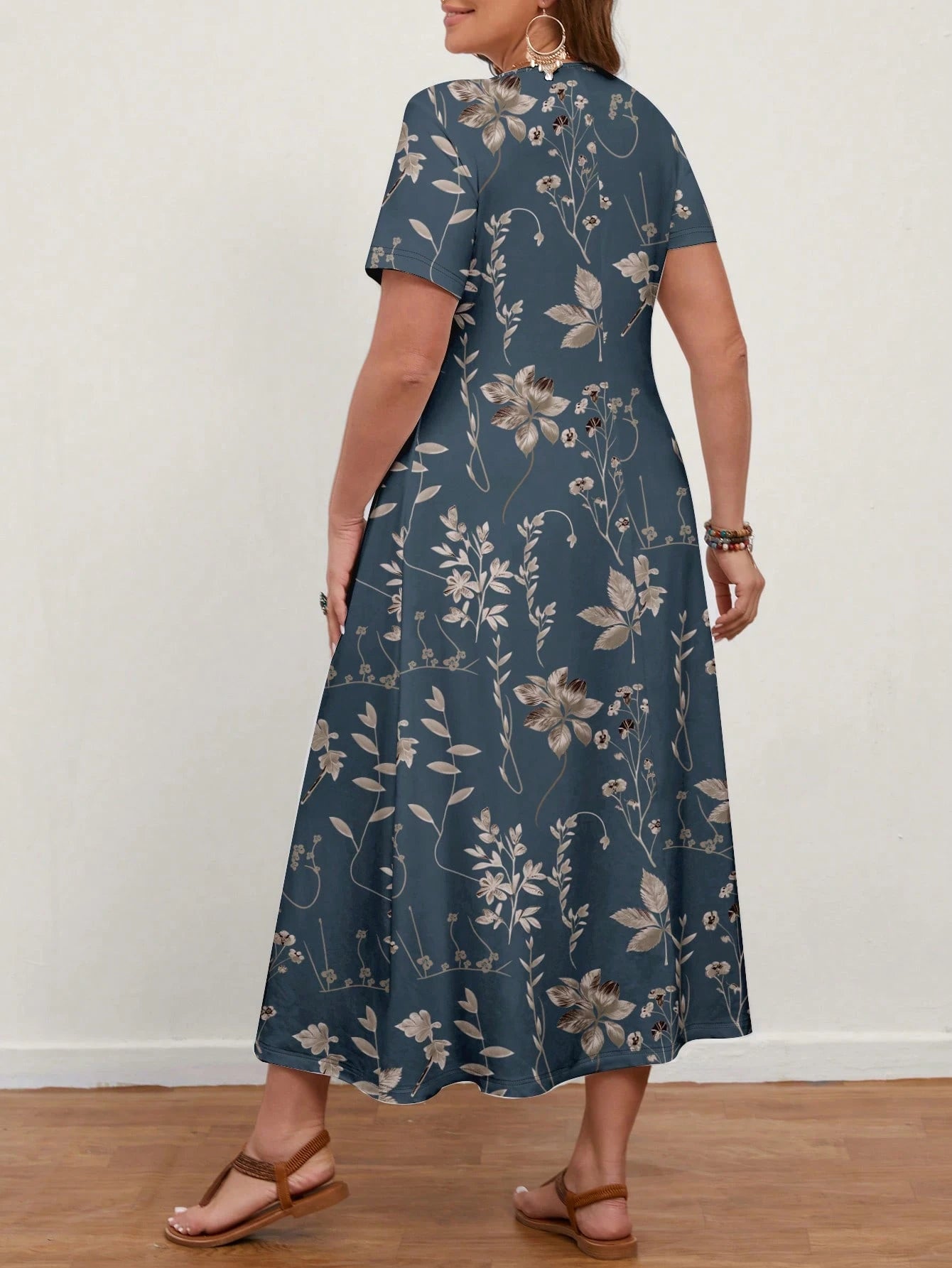 Vestido Plus Size Longo Floral Decote V