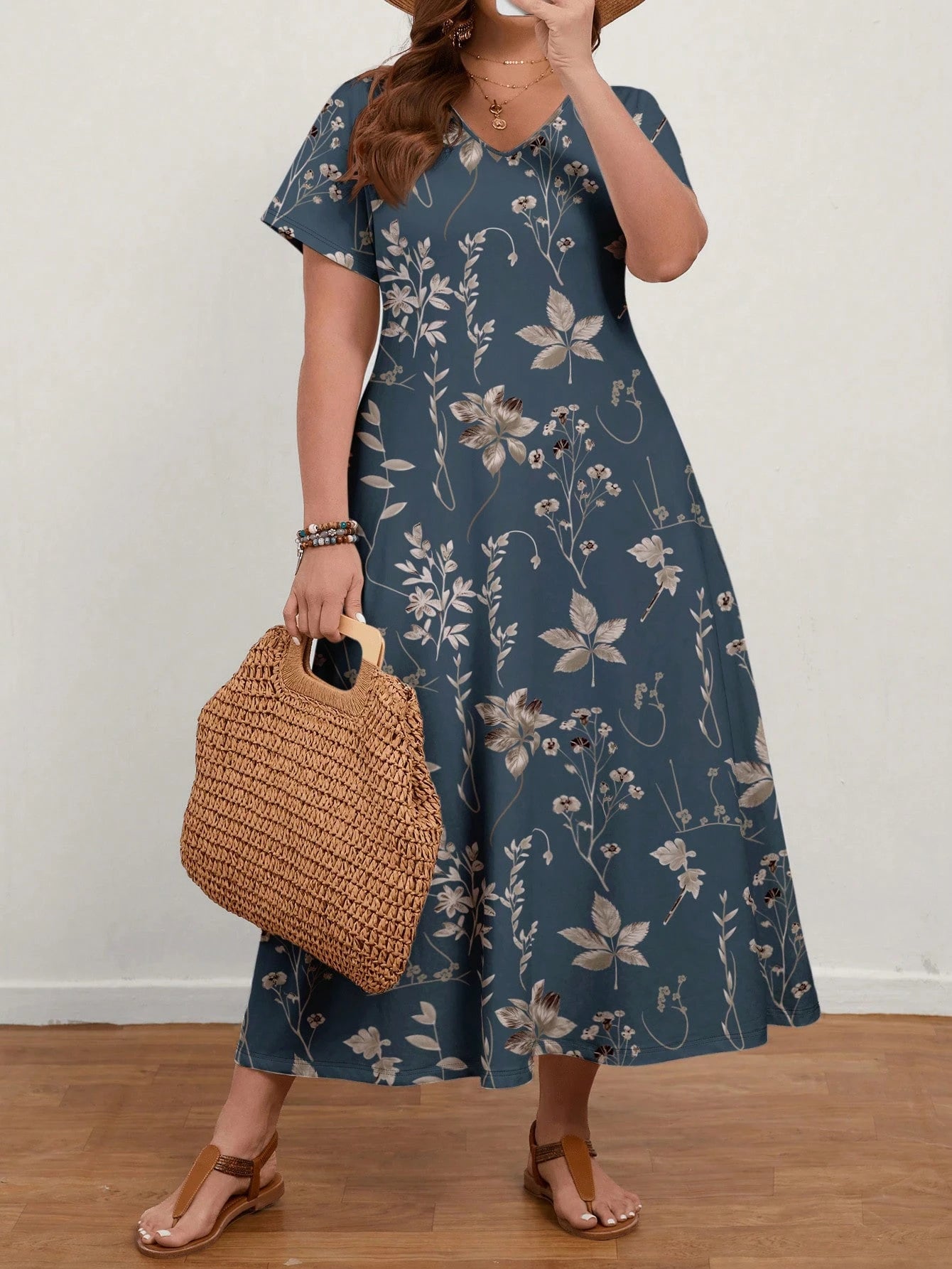 Vestido Plus Size Longo Floral Decote V