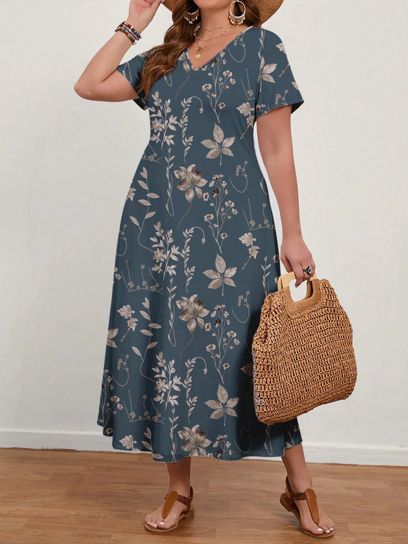 Vestido Plus Size Longo Floral Decote V