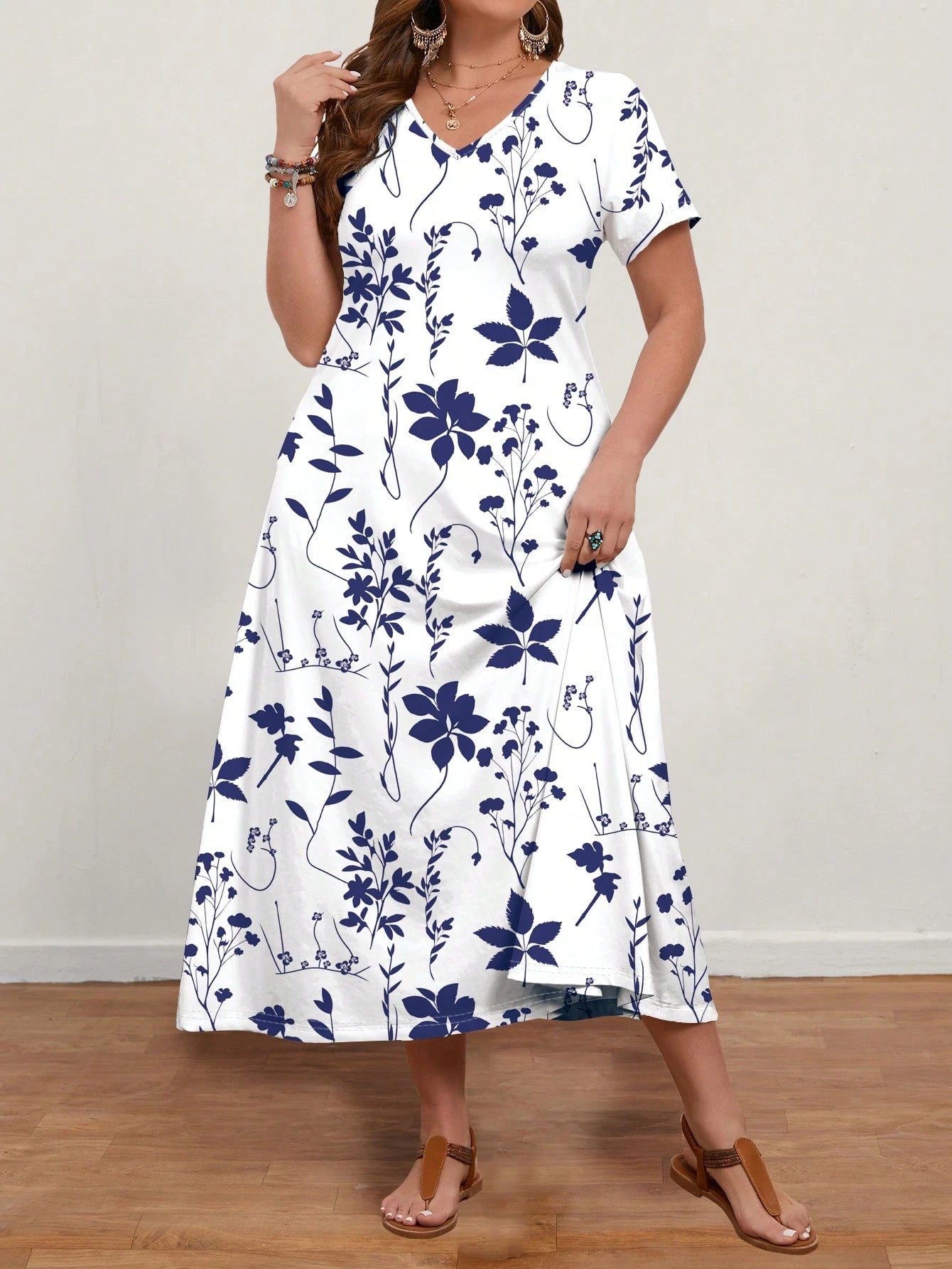Vestido Plus Size Longo Floral Decote V