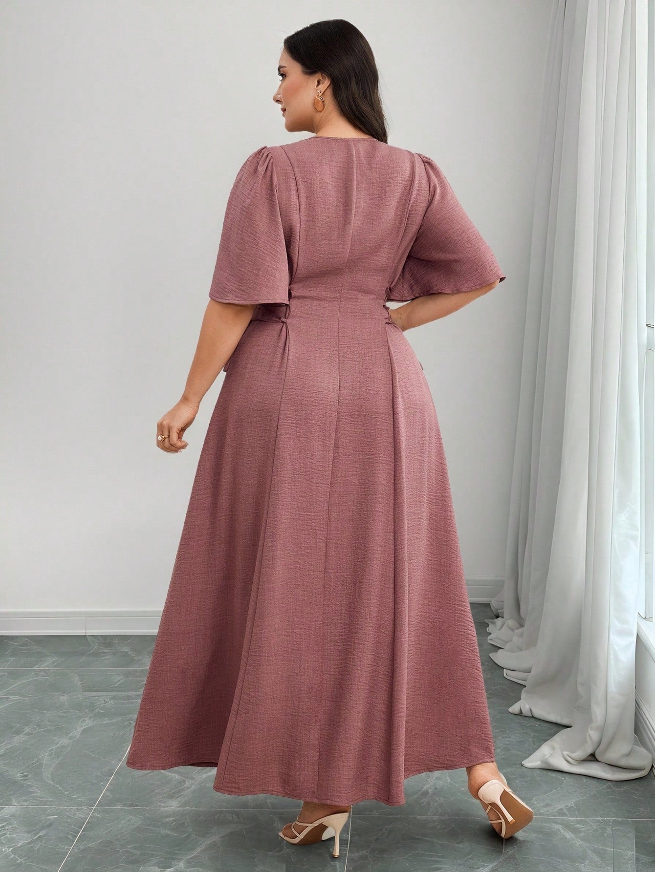 Vestido Plus Size Longo com Amarração na Cintura
