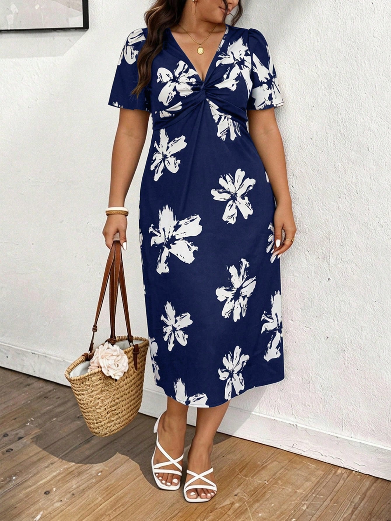 Vestido Plus Size Midi Floral Decote V