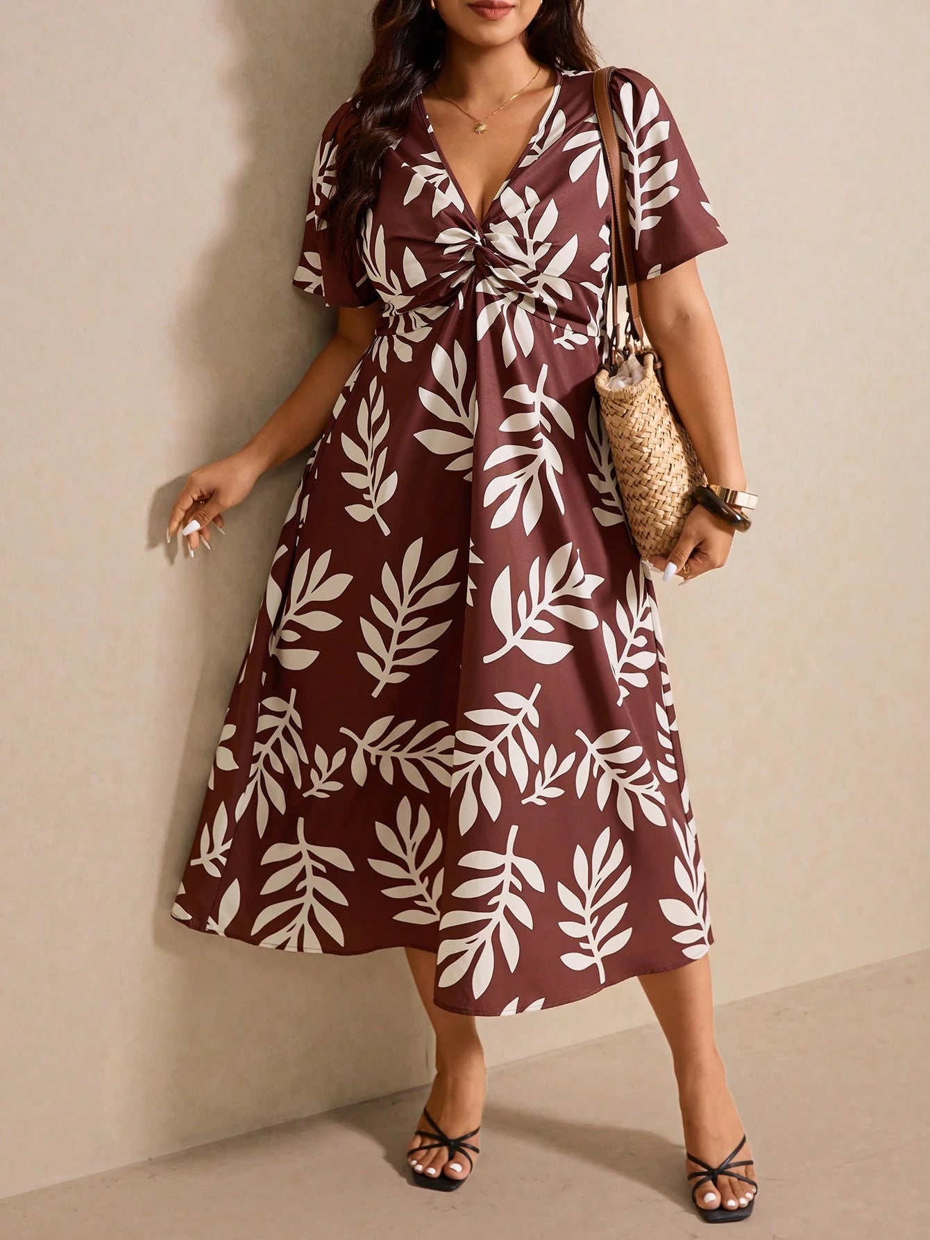 Vestido Plus Size Midi Floral Decote V