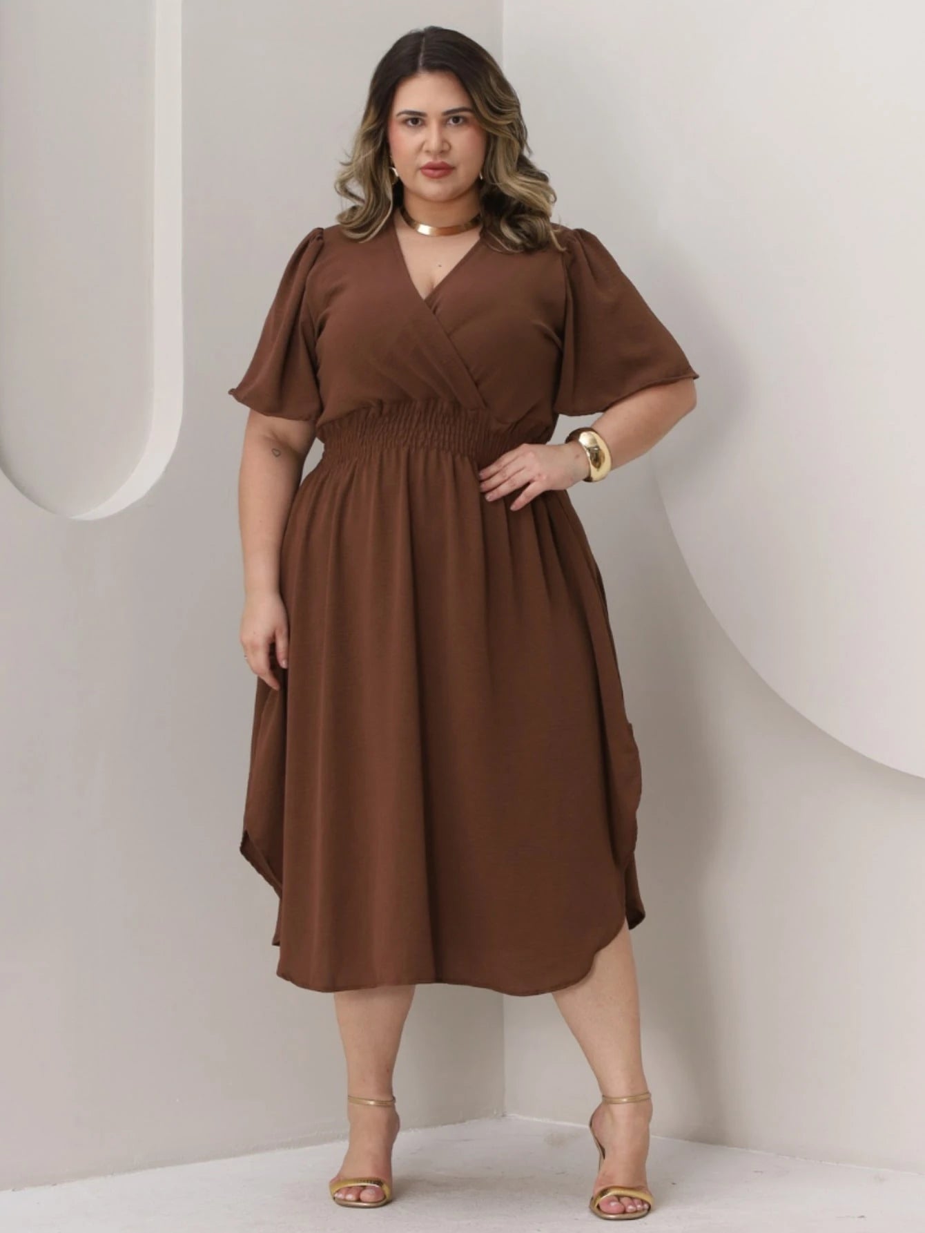 Vestido Plus Size Midi Transpassado Manga Curta