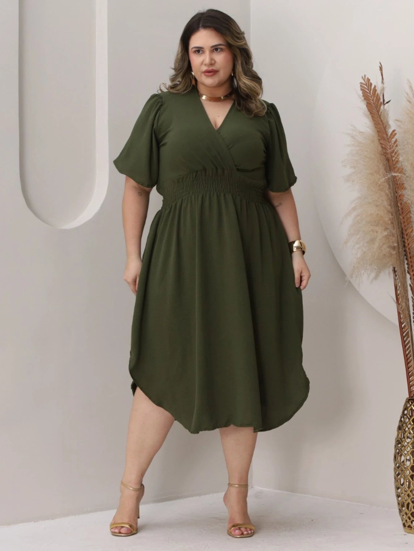 Vestido Plus Size Midi Transpassado Manga Curta